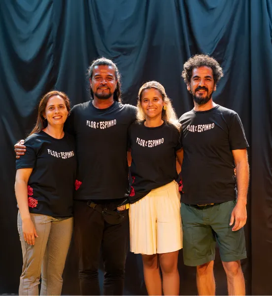 Equipe e artistas da Associação Flor e Espinho
